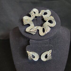 Vintage Sarah Coventry Jewelry 1971 Ribbon Brooch & Earrings Set Silver Tone